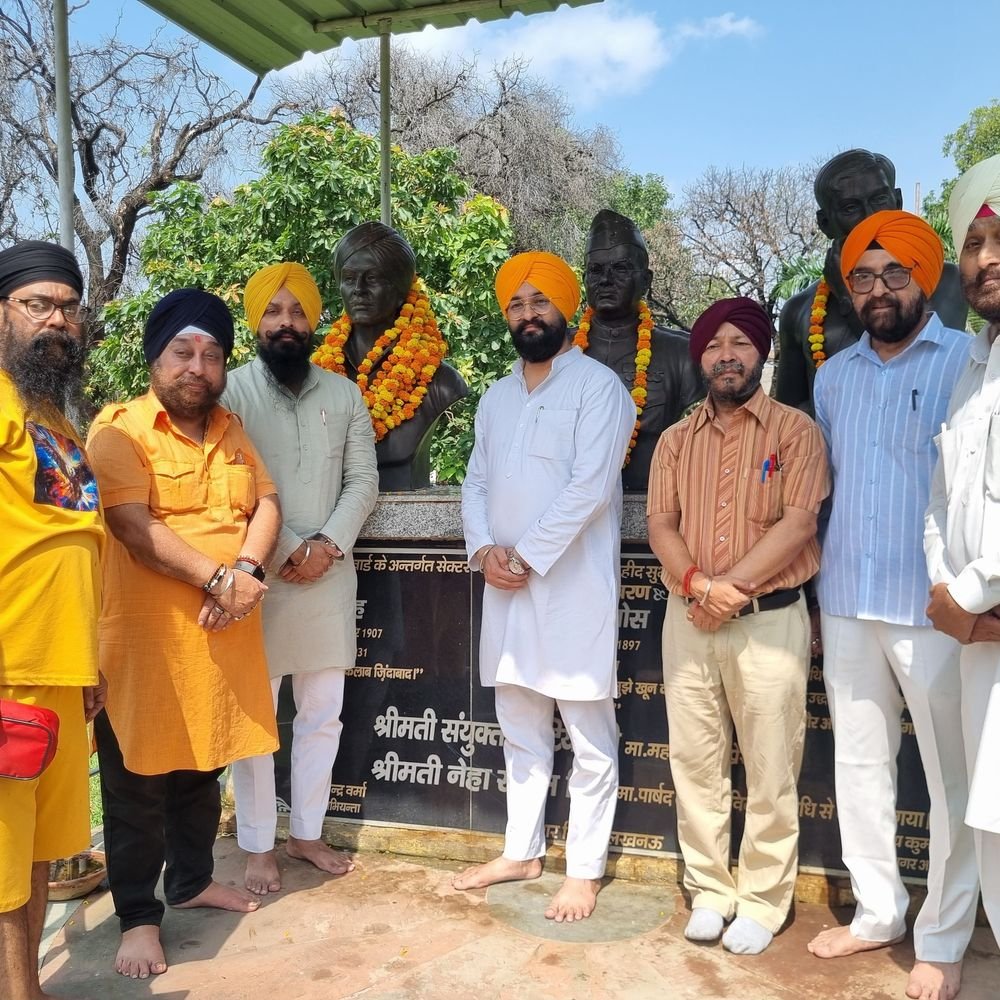 लखनऊ में भगत सिंह प्रतिमा की सफाई:जयंती पर माल्यार्पण कर दी श्रद्धांजलि, युवाओं ने आदर्श अपनाने का लिया संकल्प