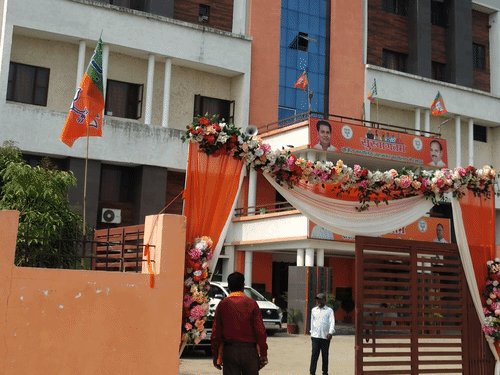 शिक्षक निर्वाचन में भाजपा से टिकट के कई दावेदार:वर्तमान MLC ध्रुव कुमार त्रिपाठी लखनऊ में जमे; डा. संजयन का भी दावा