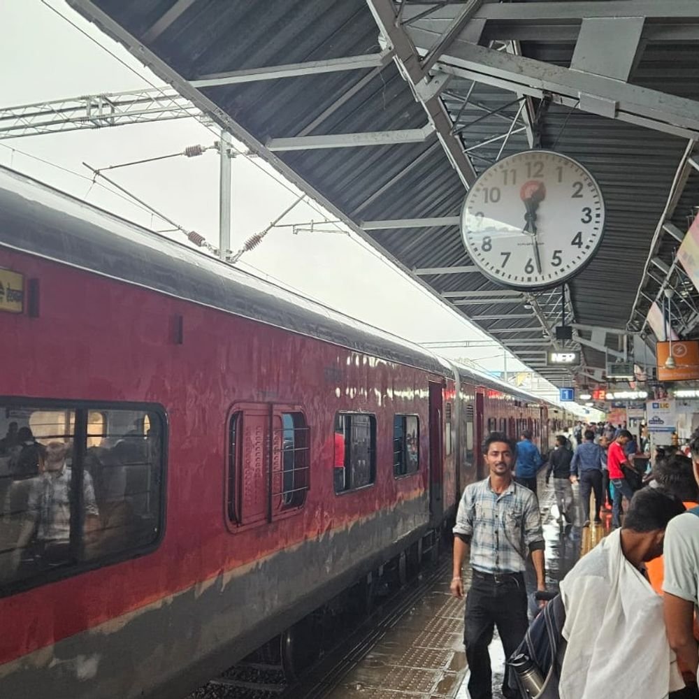 रेलवे ट्रैक पर पेड़ गिरा,हरगांव-सीतापुर के बीच रेल मार्ग बाधित:लखीमपुर में ढाई घंटे से स्टेशन पर खड़ी कासगंज-लखनऊ एक्सप्रेस