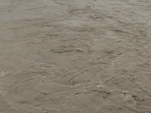 बाराबंकी में बाढ़ का असर, VIDEO:आधा दर्जन स्कूल और आरोग्य मंदिर परिसर में भरा पानी