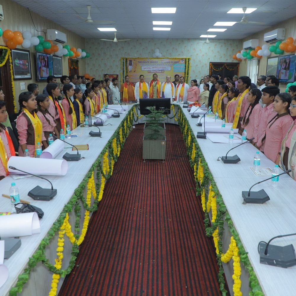 'मेरे सपनों का भारत'प्रतियोगिता में रिया ने जीता पहला स्थान:मथुरा में विद्यार्थियों ने दिखाई कल्पनाशीलता, कई और छात्रों को भी मिला इनाम