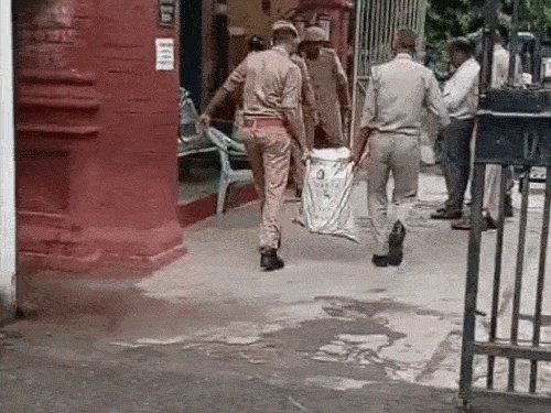 वाराणसी में 10.80 करोड़ की 558 किलो अफीम नष्ट:2012 में जैतपुरा पुलिस ने की थी बरामद, गाजीपुर के केंद्रीय कारखाने में हुआ निस्तारण