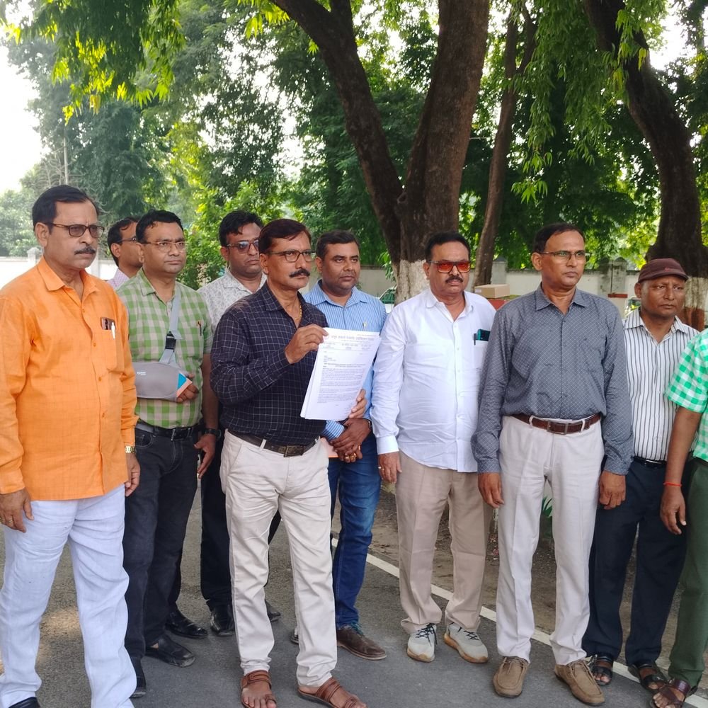 आयुष-डॉक्टरों ने मानदेय में अंतर खत्म करने की मांग की:बलिया में एसोसिएशन ने दी आंदोलन की चेतावनी, सीएम के नाम सौंपा ज्ञापन