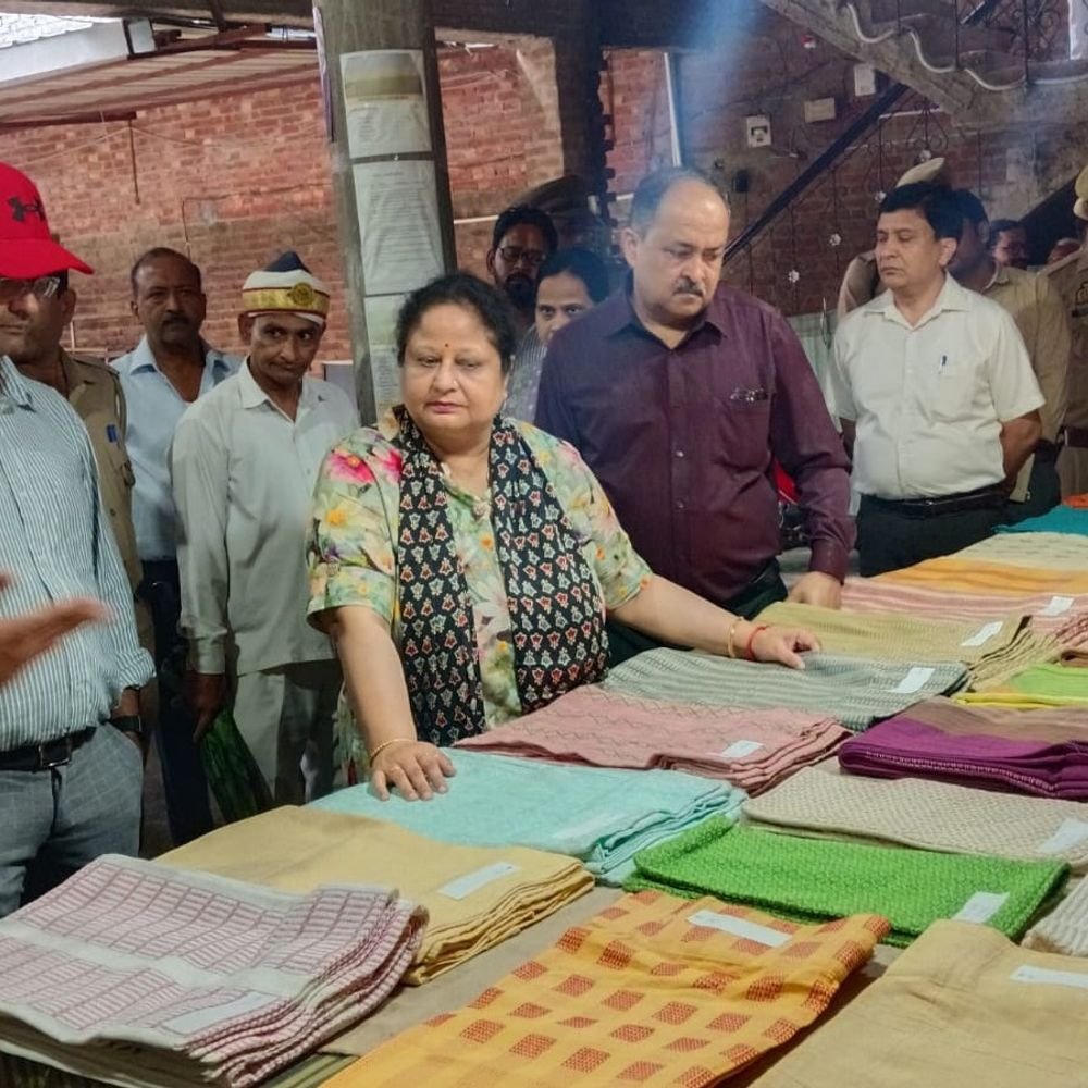अमरोहा के हस्तकरघा उत्पादों को देश-विदेश तक पहुंचाने पर जोर:मंडलायुक्त ने जिलाधिकारी संग इकाइयों का भ्रमण कर दिए निर्देश