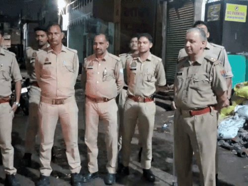 केसरगंज मस्जिद पर हनुमान चालीसा के एलान से अलर्ट:रात में ही पुलिस फोर्स तैनात, सुबह बढ़ाई जा सकती है सुरक्षा, अफसर सतर्क