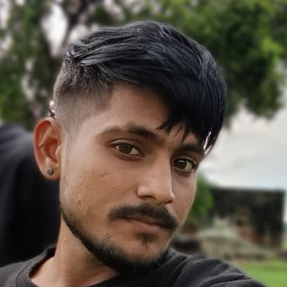 अज्ञात वाहन ने बाइक में पीछे से मारी टक्कर:कौशांबी में डिवाइडर से टकराकर सड़क पर गिरा युवक, इलाज के दौरान मौत