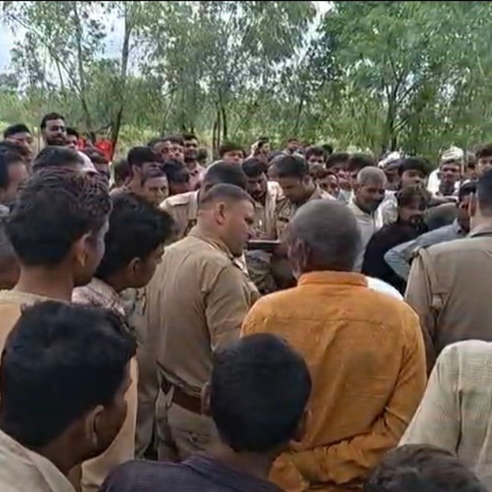 संभल में बकान के पेड़ से युवक लटका मिला:पैर जमीन से टच मिले, चार गांव के प्रधान सहित सैकड़ों लोग पहुंचे, 5 घंटे बाद भी पहचान नहीं
