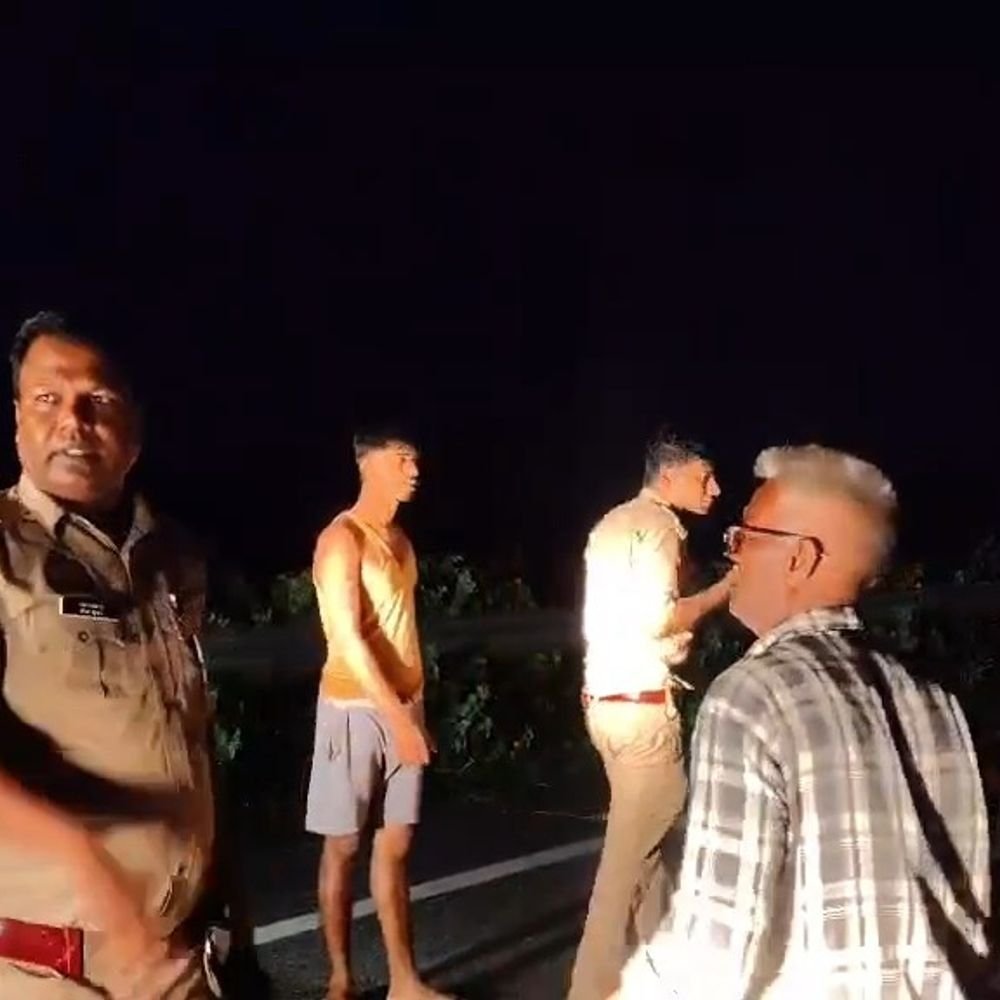 सीतापुर में रोडवेज बस से टकराया सेब लदा ट्रक:NH 30 पर पलटने से चालक की मौत, हाईवे पर रहा लंबा जाम