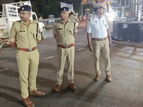 गोरखपुर की सड़कों पर उतरे SP सिटी:पैदल गश्त कर परखा ट्रैफिक का हाल, अधिकारियों को दिए सख्त निर्देश