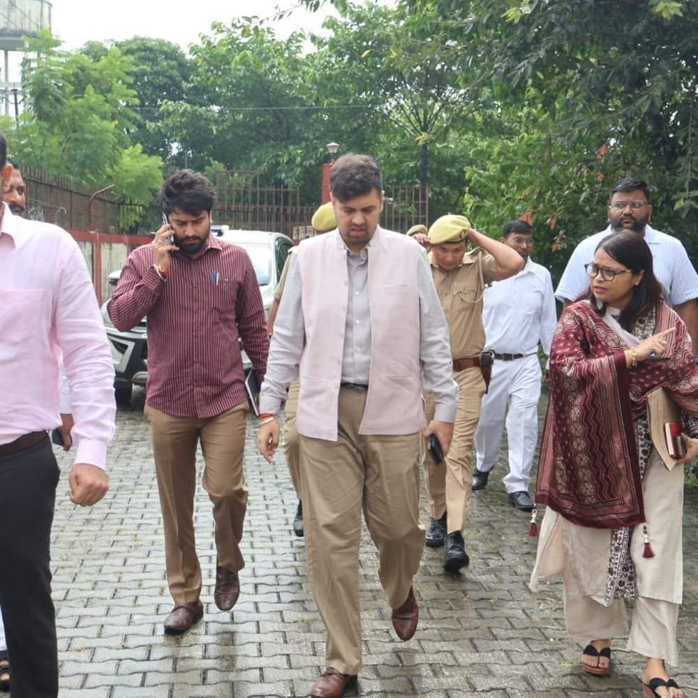 डीएम ने ईवीएम वेयरहाउस का निरीक्षण किया:मुरादाबाद में सीसीटीवी और रिकॉर्ड की जानकारी ली, सुरक्षा व्यवस्था का जाना हाल