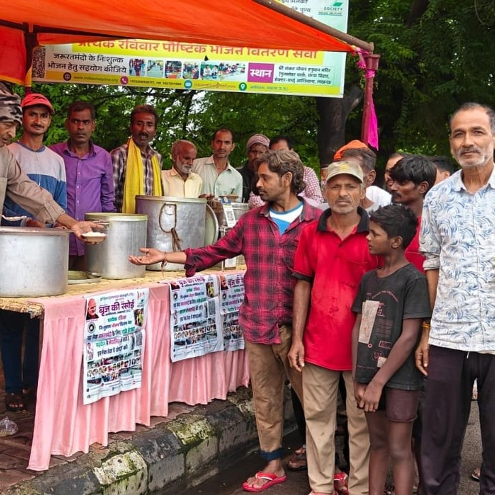 आशियाना में पितृ पक्ष में भोजन सेवा:2 हजार जरूरतमंदों को बांटे कढ़ी-चावल, पितृ पक्ष में सेवा का दिया संदेश