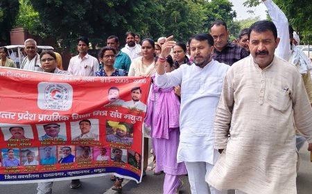 शिक्षा मित्रों ने मथुरा में मांगों को लेकर प्रदर्शन किया:मुख्यमंत्री के नाम ज्ञापन सौंपा, नवंबर में लखनऊ में बड़े प्रदर्शन की चेतावनी दी