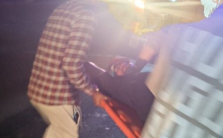 हाईवे पर खड़े खराब ट्रक में भिड़े 3 ट्रक, कार:इटावा में हेल्पर और चालक घायल, दो ट्रकों में फंसे चालक-हेल्पर का रेस्क्यू करके निकाला