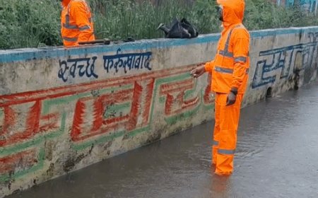 फर्रुखाबाद में 35 घंटे से बारिश:बारिश से थमी रफ्तार, रेलवे ट्रैक पर पानी, मोहल्लों में भी जलभराव