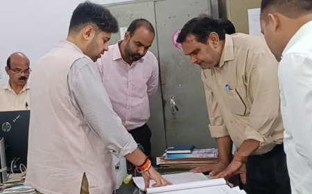 मुरादाबाद में सदर तहसील का निरीक्षण करने पहुंचे DM:रिकॉर्ड चेक किया, स्टाफ की हाजिरी देखी और व्यवस्थाएं परखी