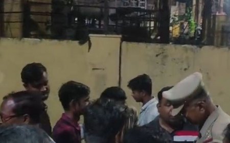 बिजली गुल होने से उपभोक्ताओं का उपकेंद्र पर हंगामा:सीतापुर में 48 घंटे से आपूर्ति ठप रहने पर भड़के लोग, अधिकारियों के आश्वासन पर लौटे उपभोक्ता