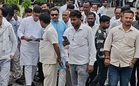 समस्याओं और लंबित भुगतान के लिए कलक्ट्रेट पहुंचे प्रधान:कन्नौज में डीएम से मुलाकात कर 5 सूत्रीय मांगपत्र सौंपा, बोले- निर्देश जारी कर निस्तारण करें