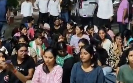लखनऊ विश्वविद्यालय में छात्रों का जोरदार प्रदर्शन:कैलाश हॉस्टल में मेस के खाने में कीड़ा निकलने से भड़का गुस्सा, प्रशासनिक भवन का किया घेराव