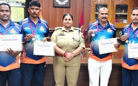 मिर्जापुर के पुलिसकर्मियों ने वाराणसी जोन को दिलाया कांस्य पदक:74वीं यूपी पुलिस वार्षिक हॉकी प्रतियोगिता में शानदार प्रदर्शन पर एसपी ने किया सम्मानित