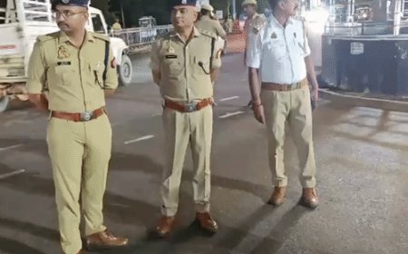 गोरखपुर की सड़कों पर उतरे SP सिटी:पैदल गश्त कर परखा ट्रैफिक का हाल, अधिकारियों को दिए सख्त निर्देश