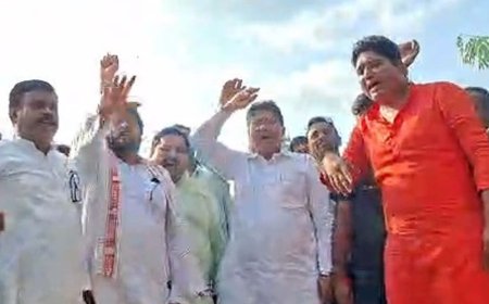 गोंडा में कांग्रेस ने CEC ज्ञानेश कुमार का पुतला फूंका:वोटर लिस्ट में गड़बड़ी का आरोप; इस्तीफे की मांग को लेकर लगाए नारे