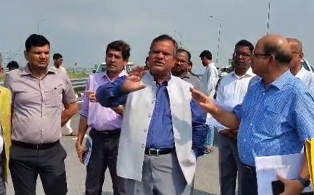 गंगा एक्सप्रेसवे पर 'रेन कट' से आई दरार, VIDEO:अफसरो ने निरीक्षण किया, मरम्मत का काम शुरू