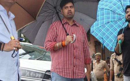मुरादाबाद में जल निकासी देखने निकले DM-SSP और नगर आयुक्त:बारिश के बीच शहर की सड़कों पर छाता लगाकर घूमे आला अफसर