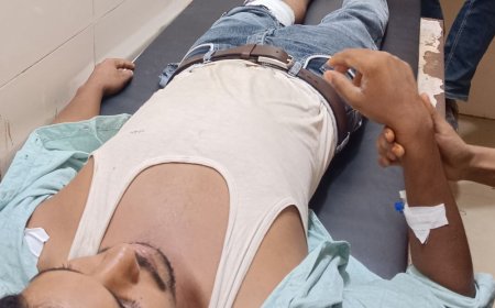 कुत्ता बचाने के चक्कर में बाइक अनियंत्रित:महराजगंज में सड़क पर गिरने से दो युवक गंभीर रूप से घायल