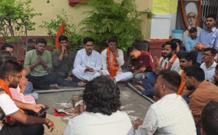 BHU में 7वें दिन भी छात्रों का धरना जारी:केंद्रीय कार्यालय के बाहर किया बुद्धि-शुद्धि यज्ञ, हनुमान चालीसा का किया पाठ