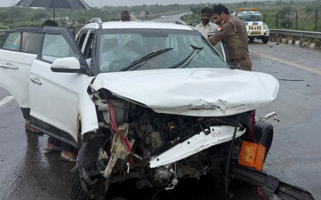 आगरा-लखनऊ एक्सप्रेसवे पर भीषण हादसा:तेज रफ्तार कार पलटी, तीन की मौत; दो गंभीर