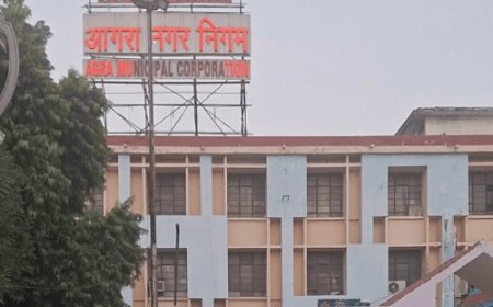 आधे आगरा के घरों से नहीं उठा कूड़ा:नगर निगम की लापरवाही, दो दिन से एक लाख घरों के लोग परेशान