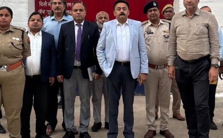 मिर्जापुर जेल का जनपद न्यायाधीश, डीएम, एसपी ने किया निरीक्षण:पुरुष-महिला बैरक, अस्पताल और रसोई की व्यवस्थाएं परखीं, बंदियों से भी बात की