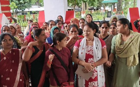 मऊ में NRLM की समूह महिलाओं का प्रदर्शन:20 हजार मानदेय समेत 6 मांगों को लेकर CM को भेजा ज्ञापन