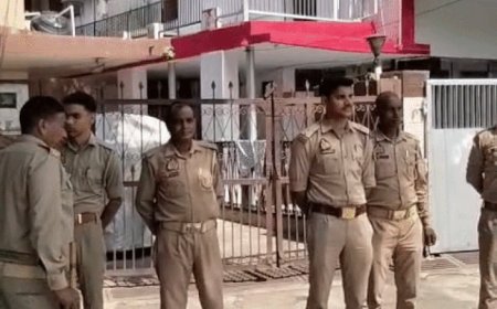 आगरा में CEC के पैतृक आवास पर सुरक्षा बढ़ाई:पुलिस फोर्स तैनात, हर गतिविधि पर नजर,कांग्रेसियों ने प्रदर्शन कर घर पर कालिख पोत अपशब्द लिखे थे