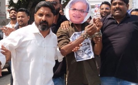 आगरा में कांग्रेसियों ने जुलूस निकाला:CEC का मुखौटा पहने युवक को हथकड़ी लगाई, कलेक्ट्रेट पर पुलिस ने रोका
