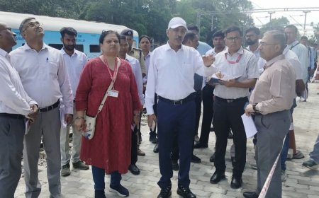 पूर्वोत्तर रेलवे जीएम ने फर्रुखाबाद रेलखंड का किया निरीक्षण:कन्नौज, गुरसहायगंज और फर्रुखाबाद स्टेशनों पर अमृत भारत योजना के कार्यों की समीक्षा