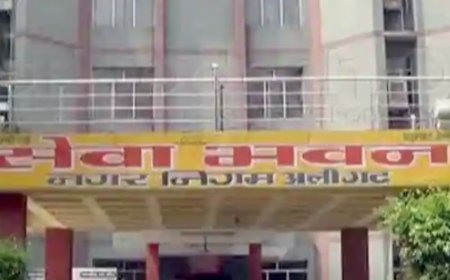 तबादला हुआ, नोटिस मिले, पर अलीगढ़ नहीं छोड़ा:अलीगढ़ नगर निगम के जेई के खिलाफ अब विभागीय कार्रवाई, शासन ने दिए जांच के आदेश