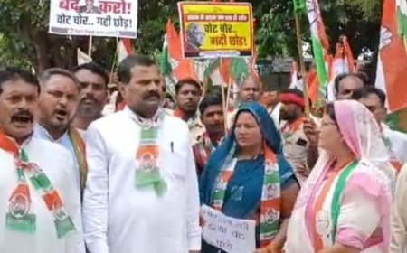 CEC के इस्तीफे और SIR रोकने की मांग:चित्रकूट में कांग्रेस कार्यकर्ताओं ने जिला मुख्यालय पर प्रदर्शन कर उपजिलाधिकारी को ज्ञापन सौंपा