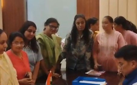 रेजिडेंसी गार्डन में जलभराव से परेशान महिलाएं निगम पहुंचीं:स्थायी ड्रेनेज सिस्टम की मांग की, हर साल डूब जाता है इलाका