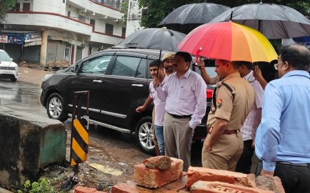 हरदोई में बारिश के बीच डीएम-एसपी ने किया निरीक्षण:अटल चौराहा, आरटीओ चौराहाऔर जिला अस्पताल पहुंचकर जलभराव से राहत दिलाने के निर्देश