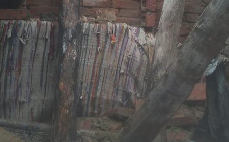 मिलक में कच्चे मकान की छत गिरी, परिवार बेघर:15 साल से कच्चे मकान में रह रहा, जांच के बाद भी नहीं मिला सरकारी आवास