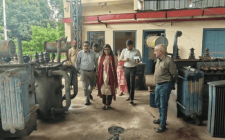 बिजली फाल्ट पर केस्को MD का निरीक्षण:बारिश में गिरे पोल और ट्रांसफार्मर को तेजी से ठीक करने के निर्देश, बोलीं- टीम 24 घंटे एक्टिव रहे