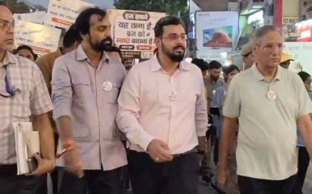मथुरा में स्वच्छता रैली, 18 दुकानदारों पर 50 हजार जुर्माना:कृष्णानगर मार्केट में गंदगी मिलने पर नगर निगम ने की कार्रवाई