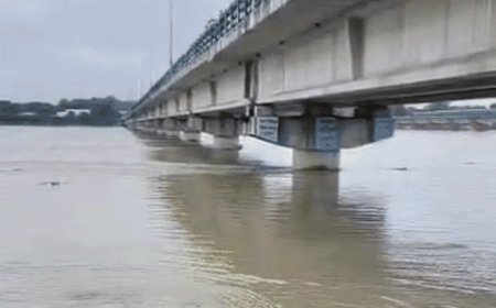 12 घंटे में 30 सेमी बढ़ा गंगा नदी का जलस्तर:चेतावनी बिंदु से महज 29 सेमी नीचे, उन्नाव में घरों के पास नावों से आवागमन शुरू