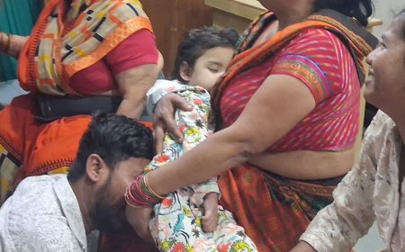 क्लिनिक में मासूम की मौत पर हंगामा, लापरवाही का आरोप:कासगंज में 4 घंटे इलाज के लिए तड़पती रही मासूम, इलाज ना मिलने से बिगड़ी हालत