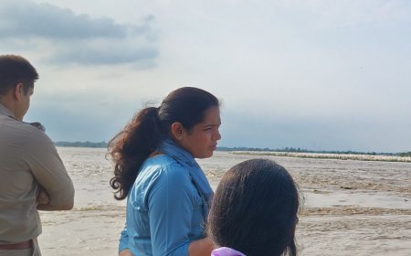 बाढ़ को लेकर प्रशासन अलर्ट, डीएम-एसपी ने किया निरीक्षण:इकौना के अति संवेदनशील गांव पहुंचे, मेडिकल टीम को एंटी वेनम रखने के निर्देश