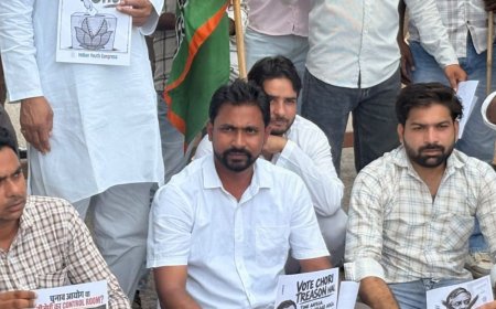 कांग्रेस ने वोट चोरी और पुनरीक्षण पर प्रदर्शन किया:बुलंदशहर में चुनाव आयोग के खिलाफ नारेबाजी कर राष्ट्रपति को ज्ञापन सौंपा