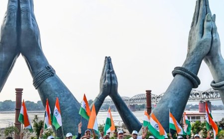 वाराणसी में नमो घाट पर स्वच्छता अभियान:नमामि गंगे की टीम ने दिलाई निर्मल गंगा की शपथ