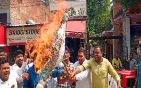 पुलिस को चकमा देकर ECI अधिकारी का पुतला फूंका:सुल्तानपुर कलेक्ट्रेट पर प्रदर्शन, ज्ञानेश कुमार पर वोट चोरी का आरोप