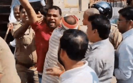 इटावा में ज्ञानेश कुमार के खिलाफ कांग्रेस का प्रदर्शन:पुतला छीनने को लेकर पुलिस और कार्यकर्ताओं में हुई खींचतान